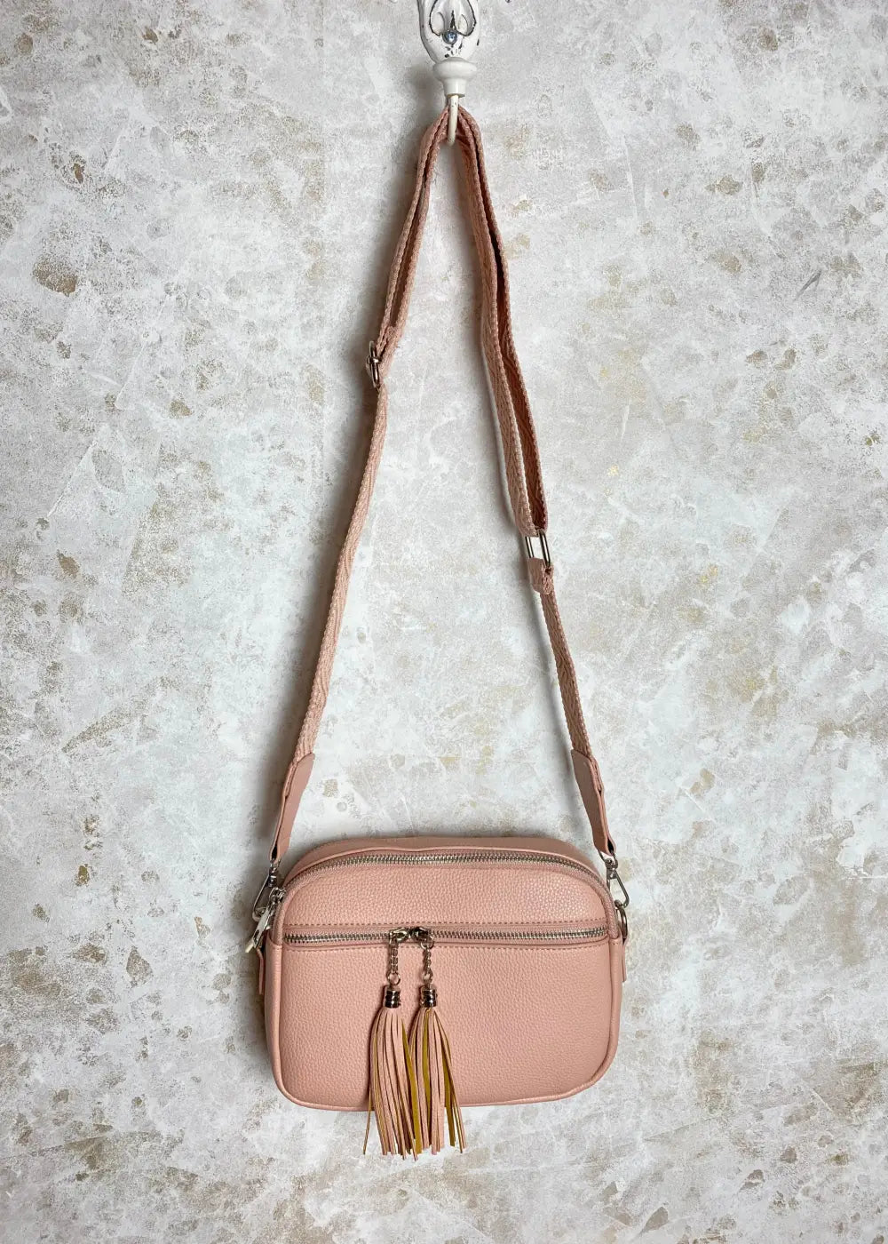 Olkalaukku laadukkaasta keinonahasta, kaksi osastoa ja vetoketjutaskut, säädettävä olkahihna, kompakti koko arkeen