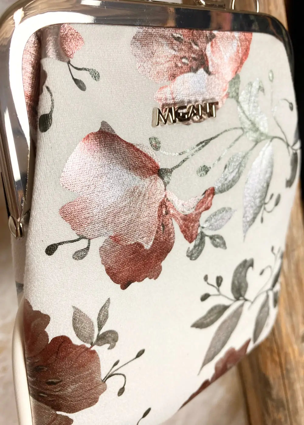 Kukkakuvioinen olkalaukku ketju- ja säädettävällä hihnalla, klipsikiinnitys ja hopeansävyiset yksityiskohdat