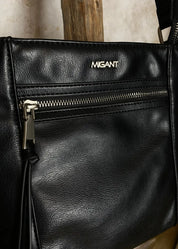 Klassinen musta olkalaukku keinonahkaa, säädettävä hihna ja vetoketjulliset taskut – tyylikäs ja käytännöllinen laukku.