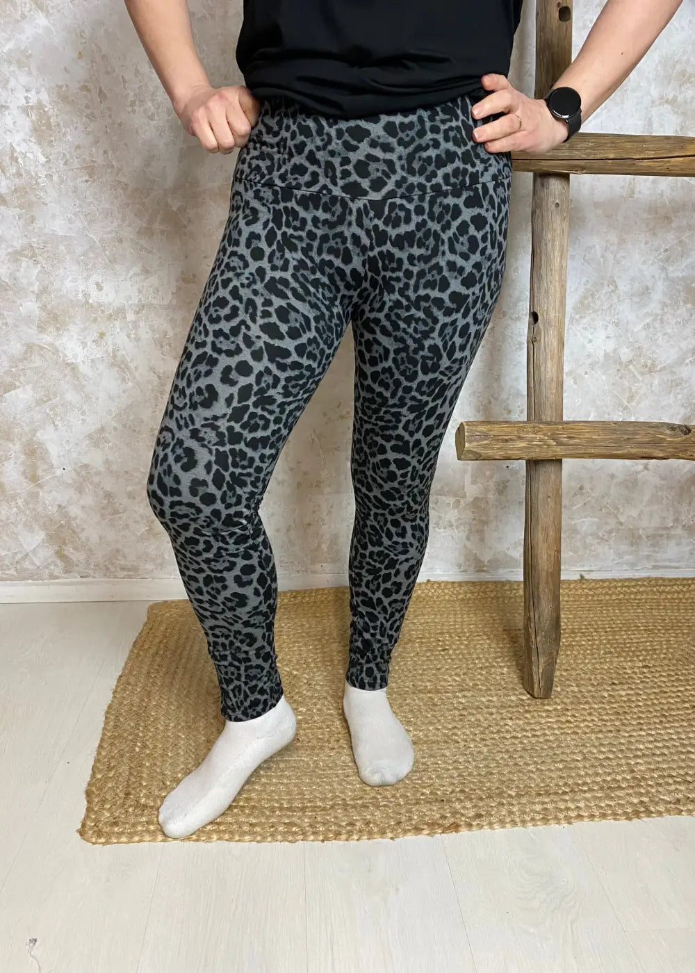 Leopardikuvioiset leggingsit hieman paksummasta materiaalista, nurjalla puolella lyhyt nukka, korkea vyötärö ja joustava istuvuus