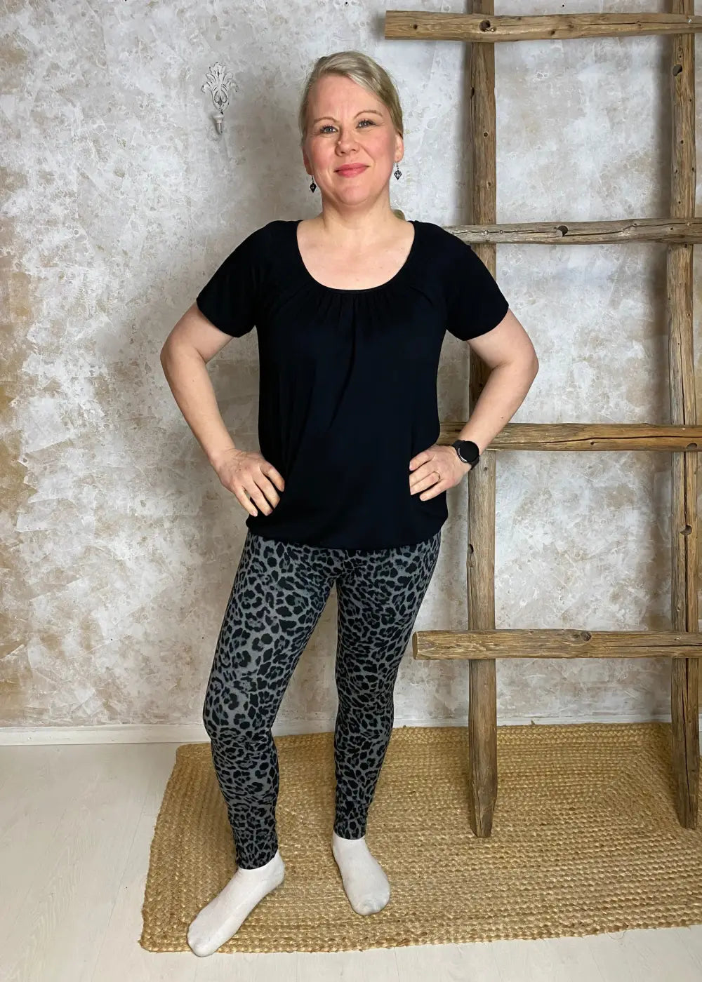 Leopardikuvioiset leggingsit hieman paksummasta materiaalista, nurjalla puolella lyhyt nukka, korkea vyötärö ja joustava istuvuus