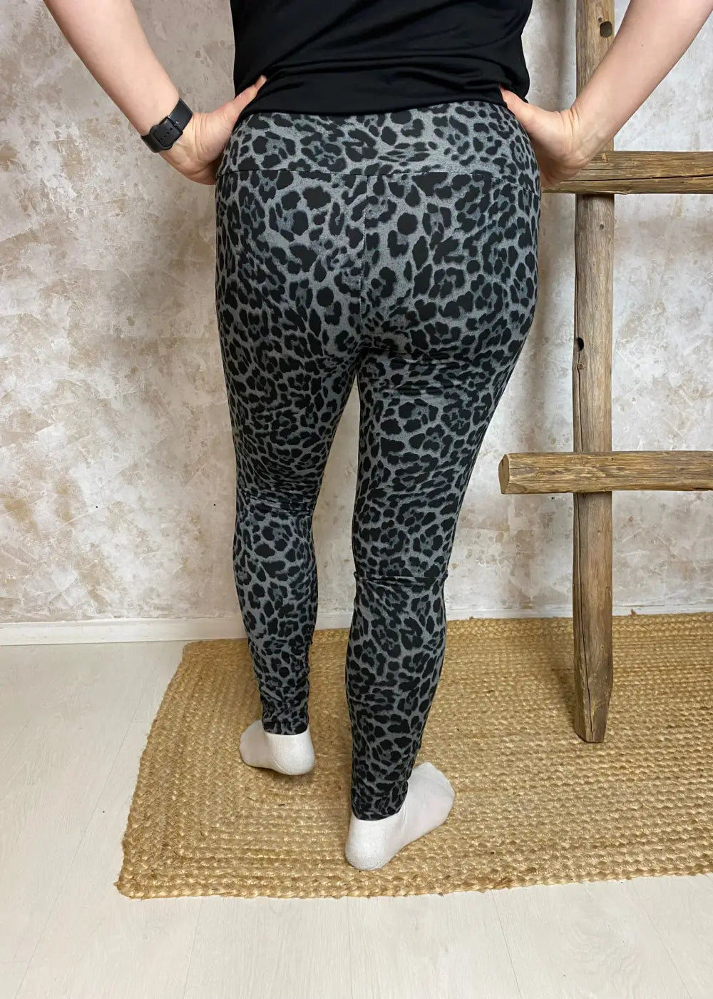 Leopardikuvioiset leggingsit hieman paksummasta materiaalista, nurjalla puolella lyhyt nukka, korkea vyötärö ja joustava istuvuus