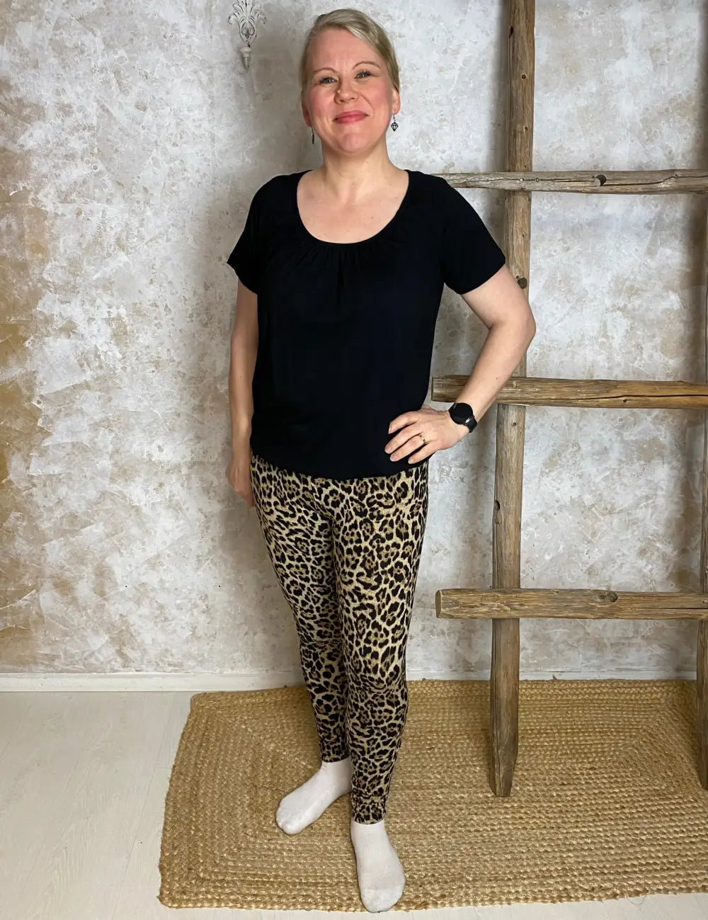 Leopardikuvioiset leggingsit hieman paksummasta materiaalista, nurjalla puolella lyhyt nukka, korkea vyötärö ja joustava istuvuus