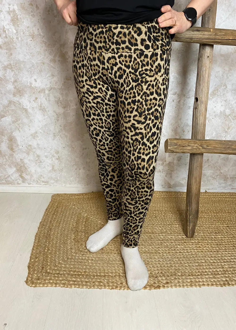 Leopardikuvioiset leggingsit hieman paksummasta materiaalista, nurjalla puolella lyhyt nukka, korkea vyötärö ja joustava istuvuus