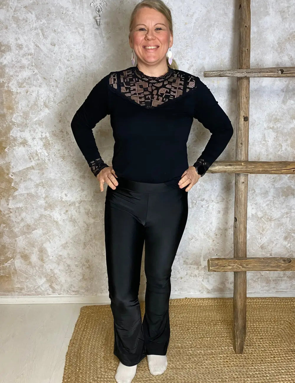 Kiiltävät leggingsit, napakka ja joustava materiaali, korkea vyötärö, leveä kuminauha ja trendikäs trumpettilahje.