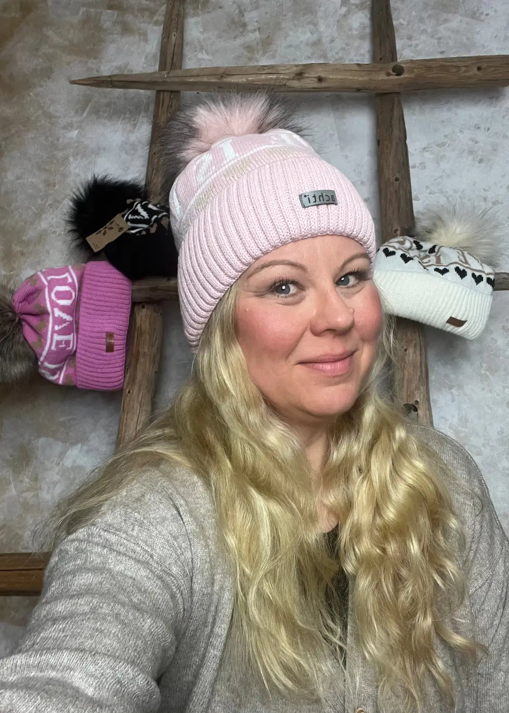 Love is - talvipipo tupsulla 1125