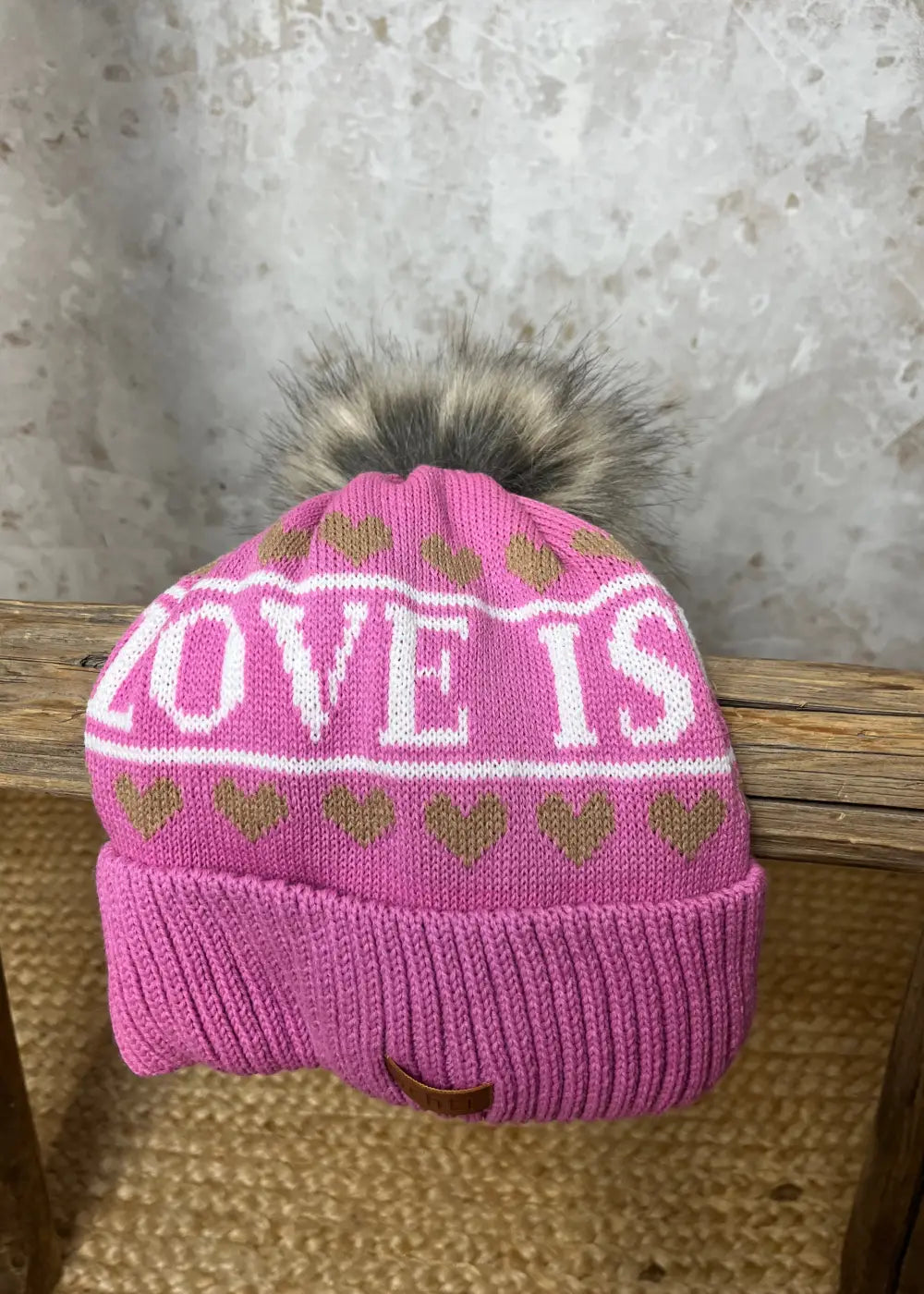 Love is - talvipipo tupsulla 1125