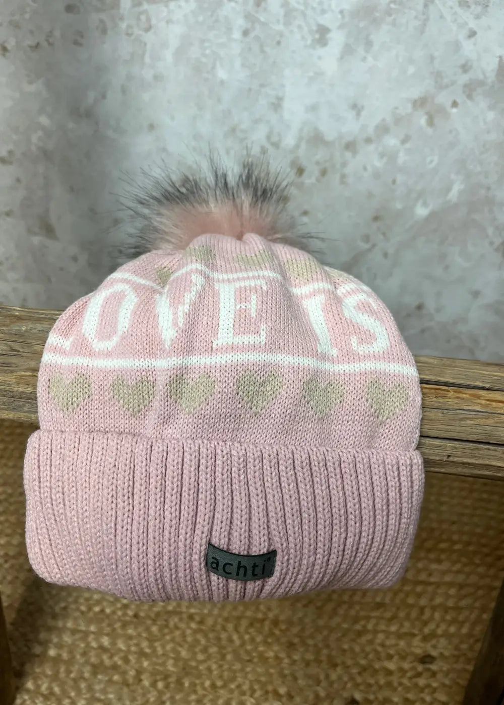 Love is - talvipipo tupsulla 1125