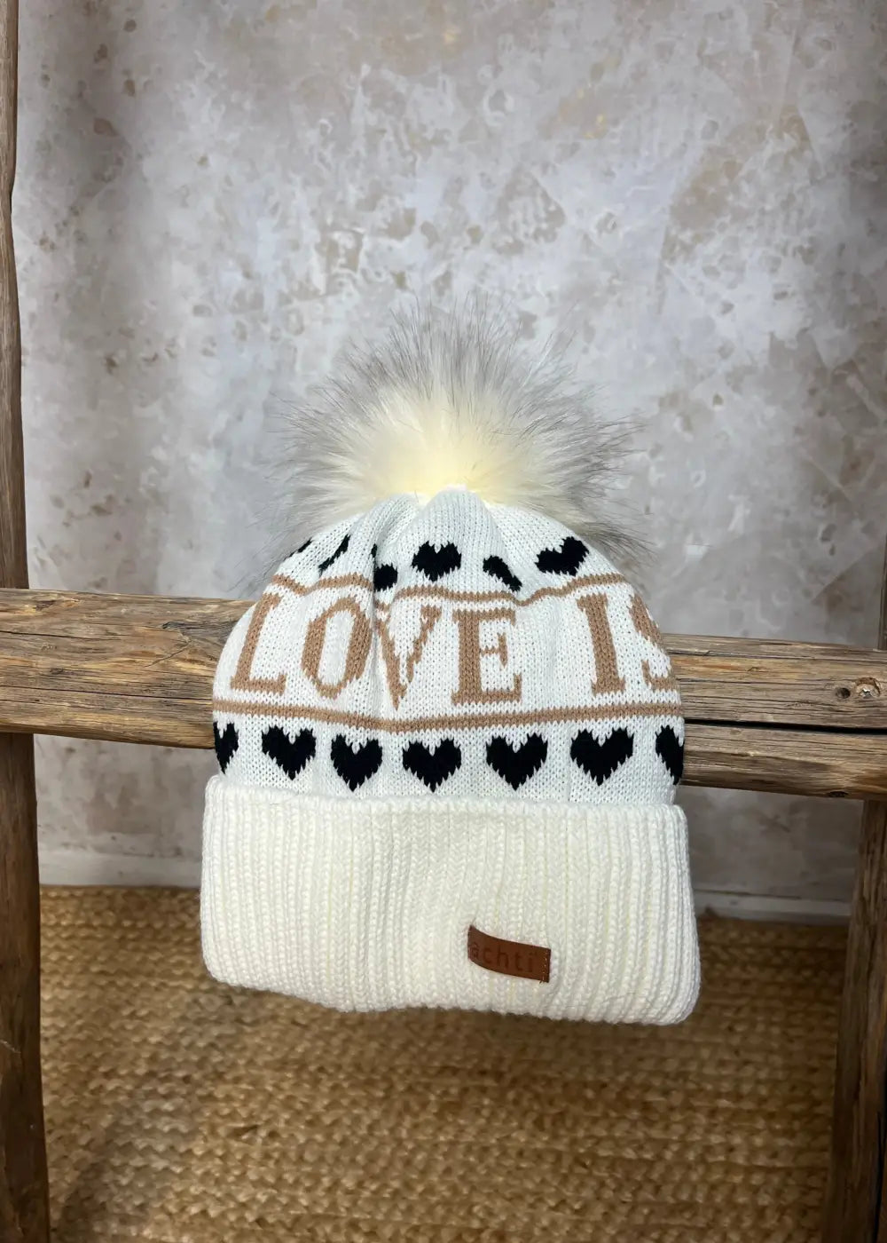 Love is - talvipipo tupsulla 1125