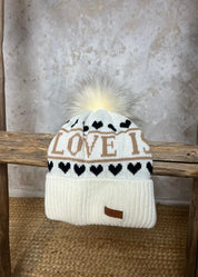 Love is - talvipipo tupsulla 1125