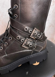 Särmikkäät metallinhohtoiset maiharit vetoketjulla, nauhoilla ja soljilla – rouheat nilkkurit arkeen ja iltamenoihin