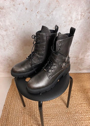 Särmikkäät metallinhohtoiset maiharit vetoketjulla, nauhoilla ja soljilla – rouheat nilkkurit arkeen ja iltamenoihin