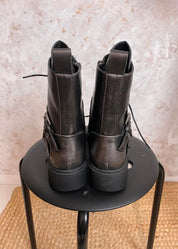 Särmikkäät metallinhohtoiset maiharit vetoketjulla, nauhoilla ja soljilla – rouheat nilkkurit arkeen ja iltamenoihin