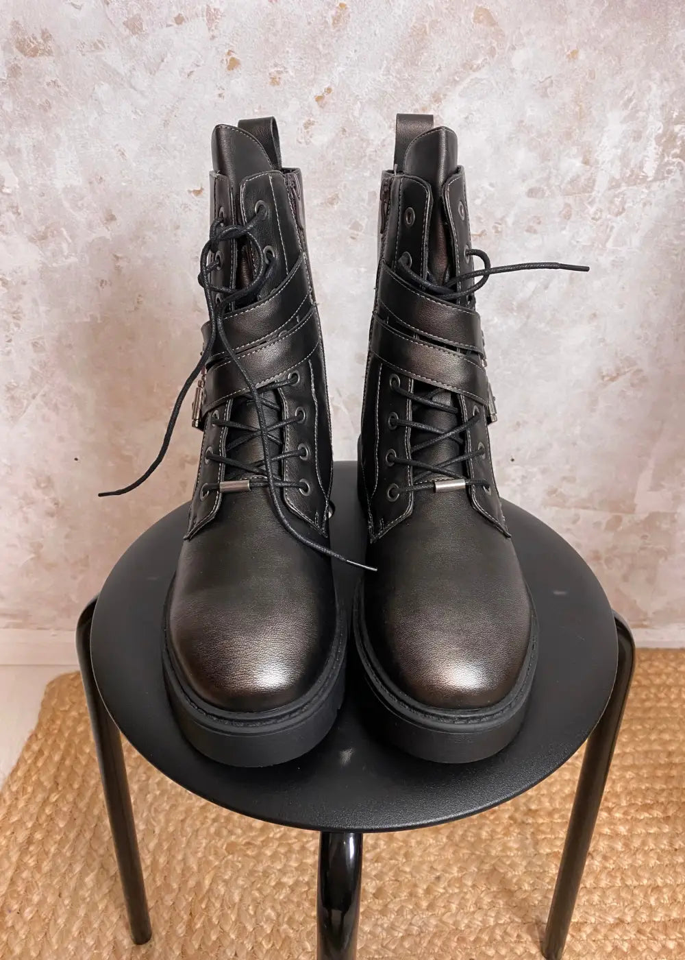 Särmikkäät metallinhohtoiset maiharit vetoketjulla, nauhoilla ja soljilla – rouheat nilkkurit arkeen ja iltamenoihin