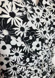 Valekietaisumekko joustamattomasta materiaalista, perhoshihat, kuminauharypytys ja solmittava vyö vyötäröllä sekä levenevä helma