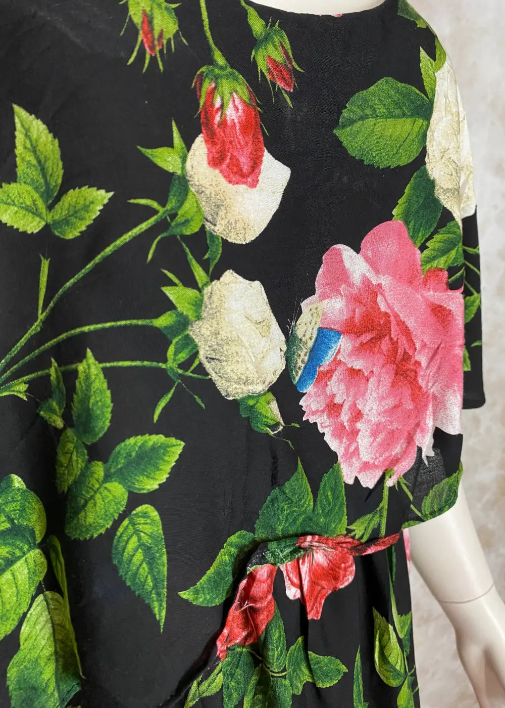 Hihaton mekko säädettävillä olkaimilla, kuminauharypytys vyötäröllä ja levenevä helma