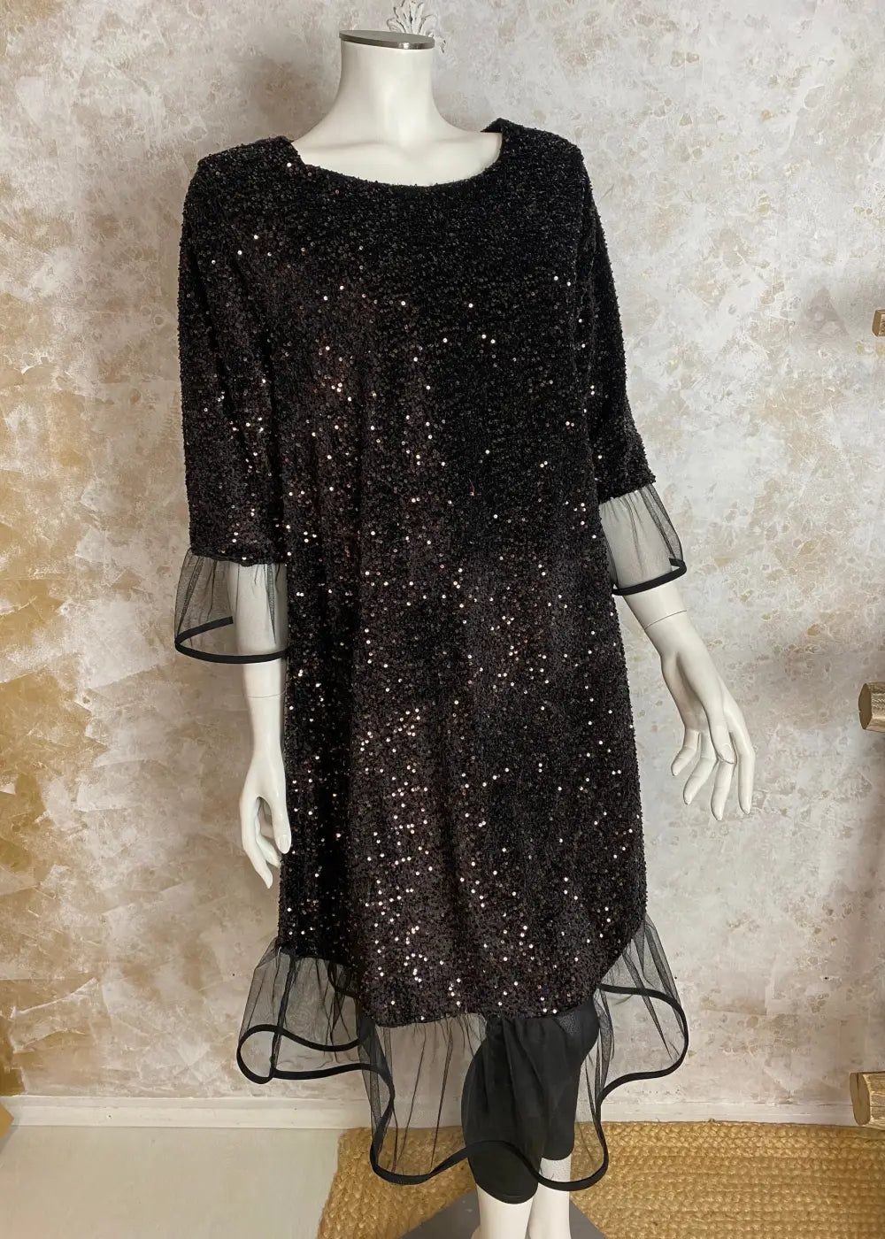 Kimaltava paljettijuhlamekko, jossa tyllifrilla, puffihihat, A-linjainen malli ja joustava kiinteä alusmekko.