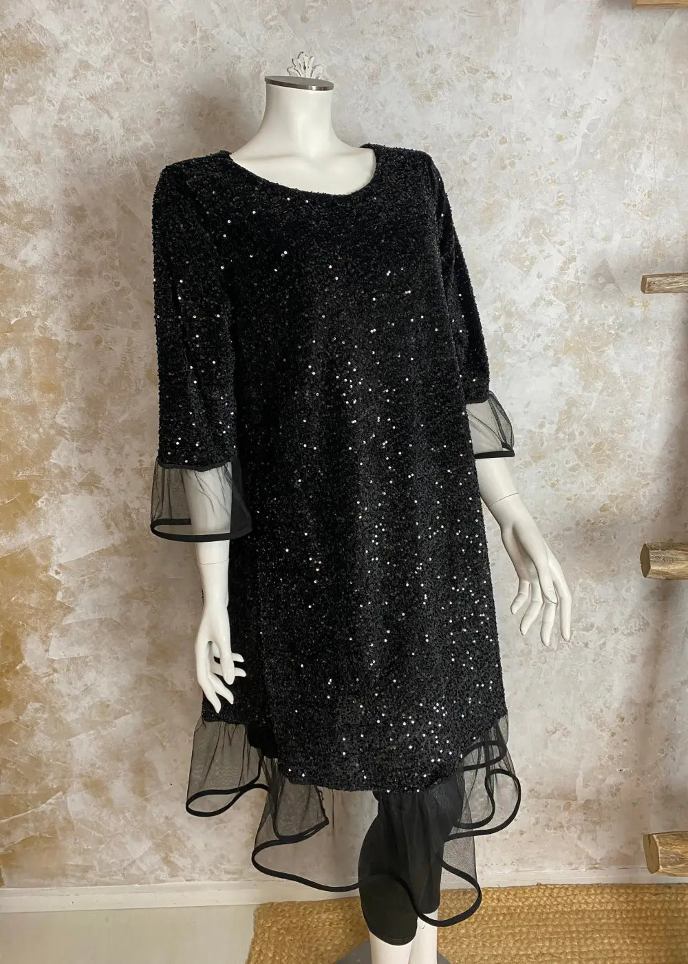 Kimaltava paljettijuhlamekko, jossa tyllifrilla, puffihihat, A-linjainen malli ja joustava kiinteä alusmekko.