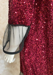 Kimaltava paljettijuhlamekko, jossa tyllifrilla, puffihihat, A-linjainen malli ja joustava kiinteä alusmekko.