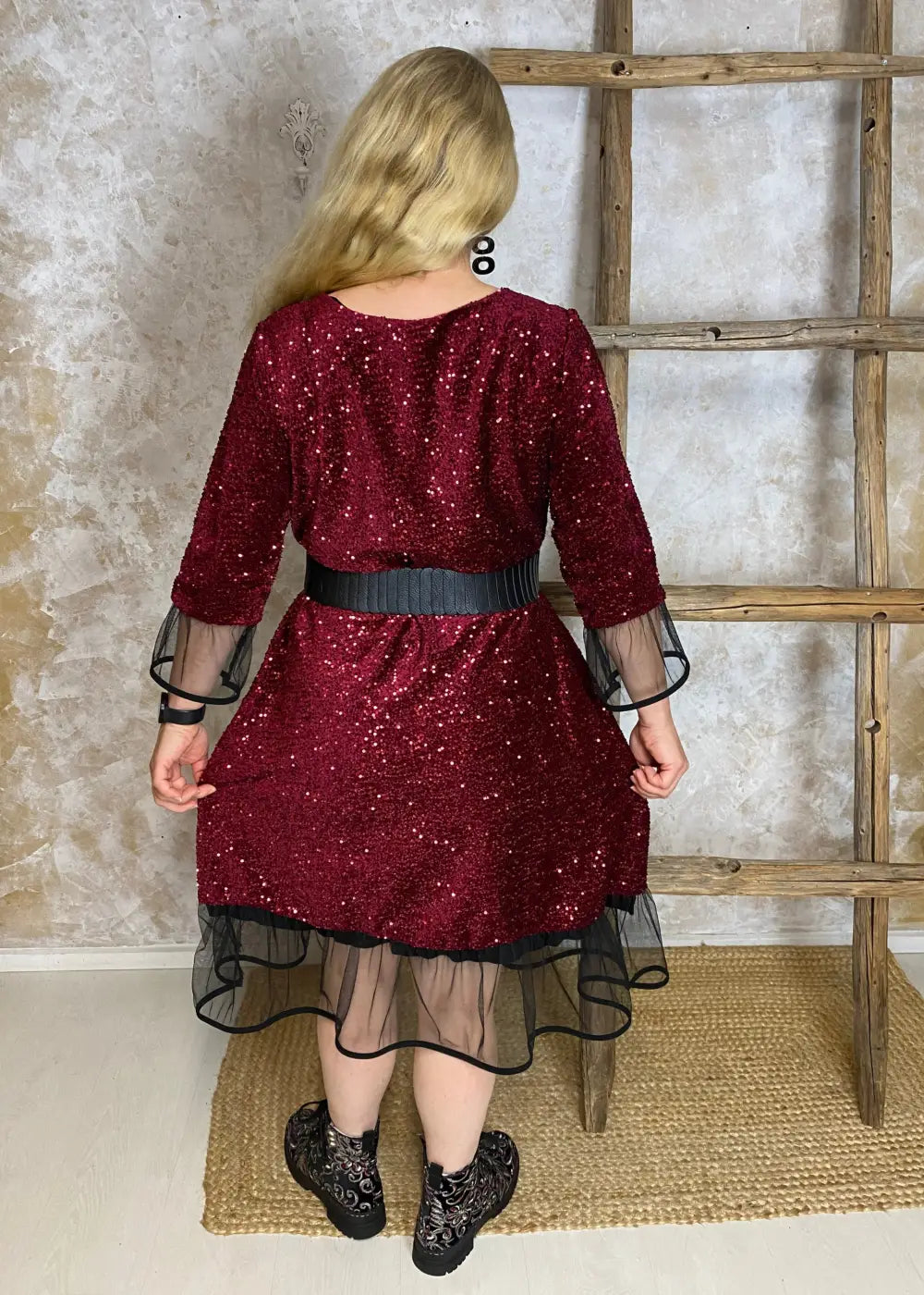 Kimaltava paljettijuhlamekko, jossa tyllifrilla, puffihihat, A-linjainen malli ja joustava kiinteä alusmekko.