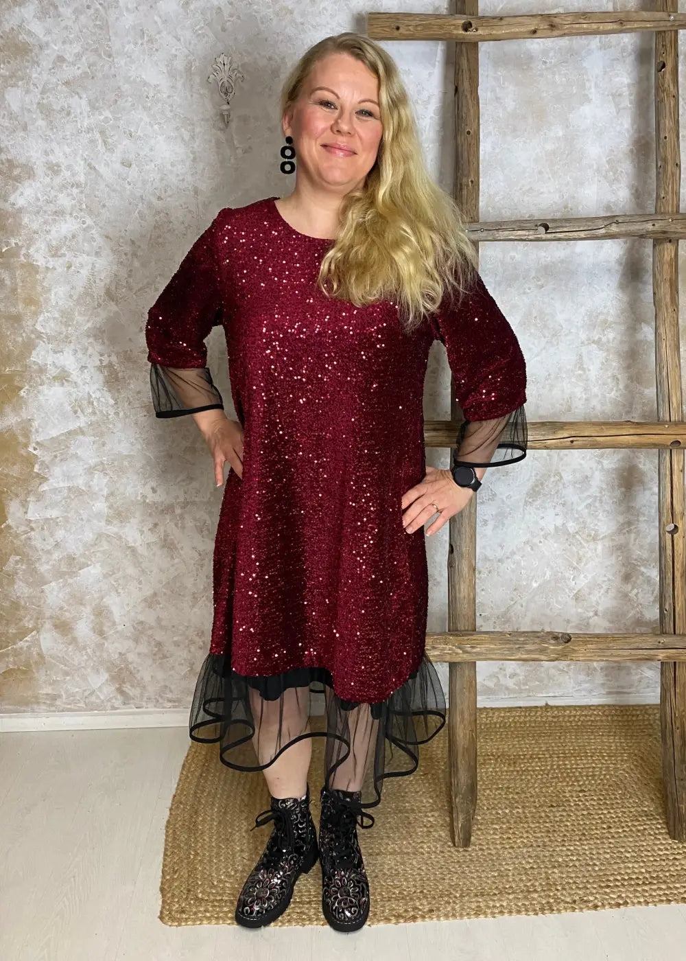 Kimaltava paljettijuhlamekko, jossa tyllifrilla, puffihihat, A-linjainen malli ja joustava kiinteä alusmekko.