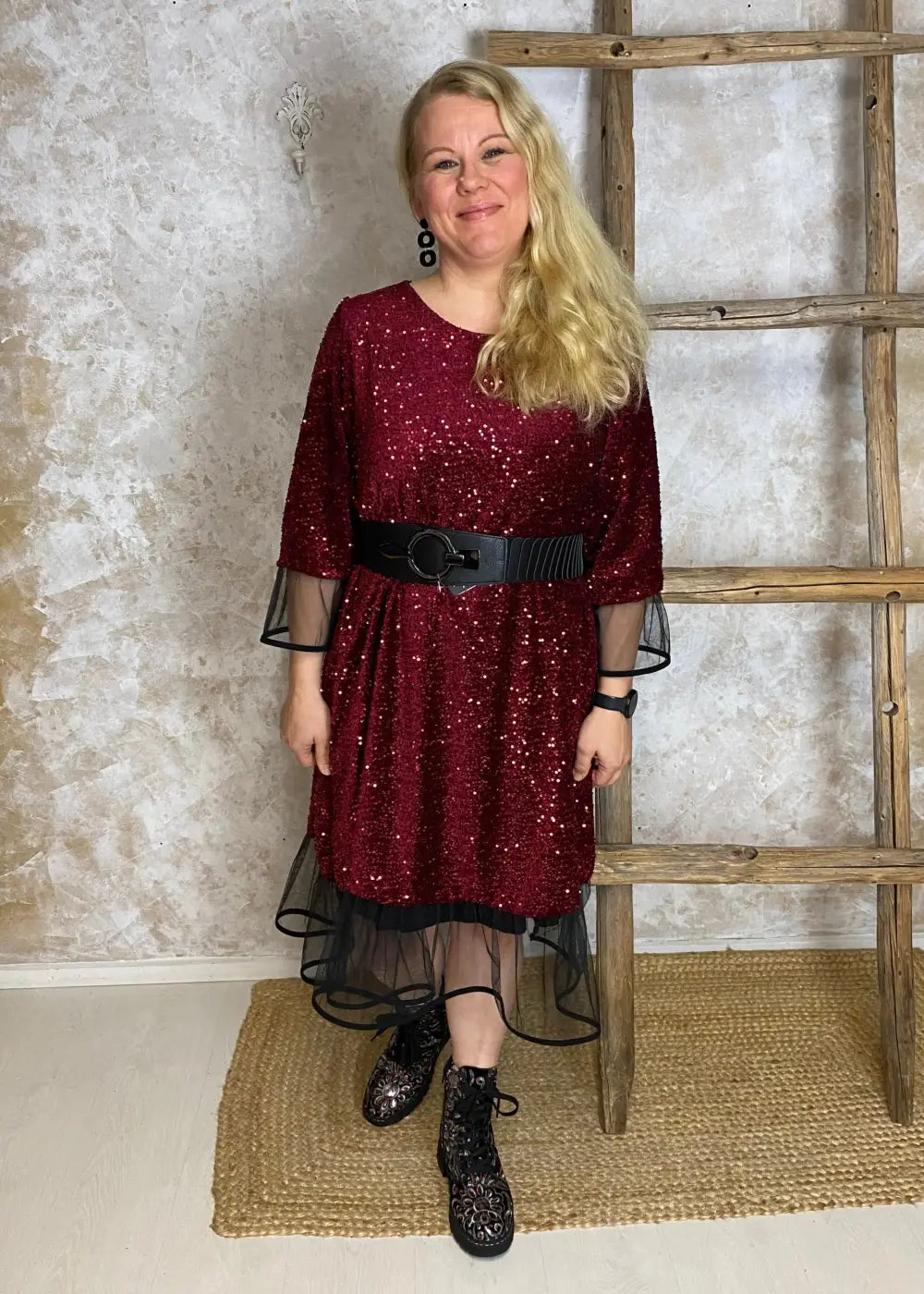 Kimaltava paljettijuhlamekko, jossa tyllifrilla, puffihihat, A-linjainen malli ja joustava kiinteä alusmekko.