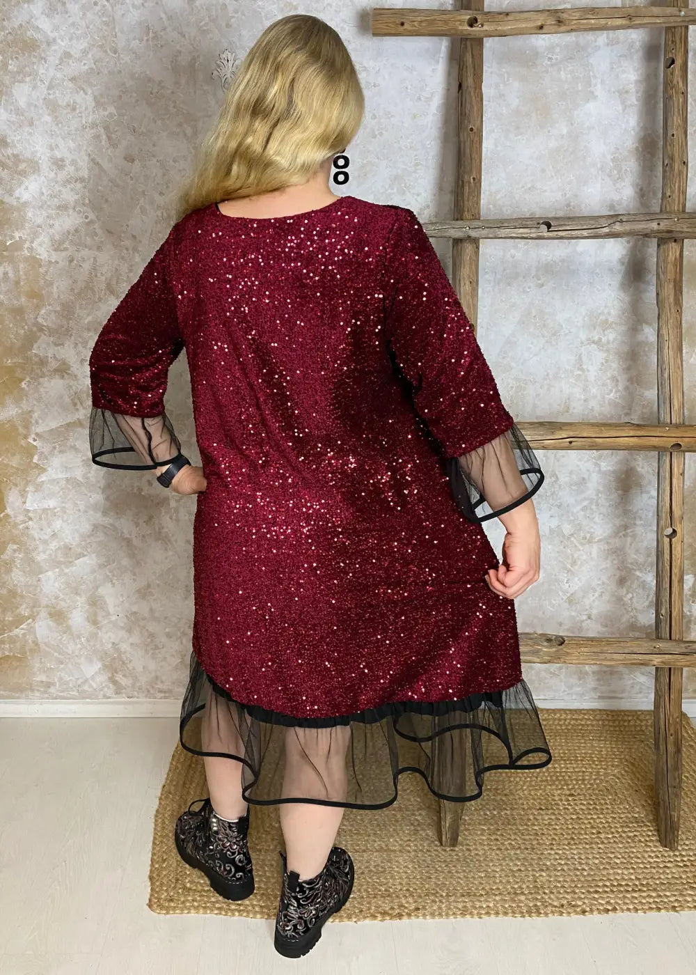 Kimaltava paljettijuhlamekko, jossa tyllifrilla, puffihihat, A-linjainen malli ja joustava kiinteä alusmekko.