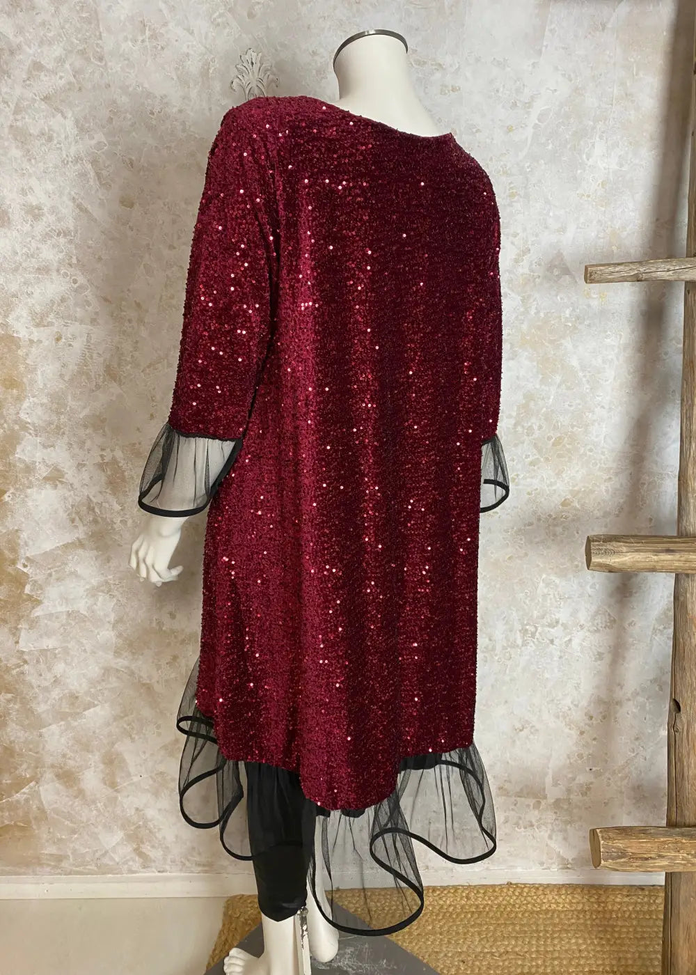 Kimaltava paljettijuhlamekko, jossa tyllifrilla, puffihihat, A-linjainen malli ja joustava kiinteä alusmekko.