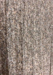 Naisten pliseerattu neulemekko, strassikoristeltu, A-linjainen, täysmittaiset hihat ja O-pääntie – tyylikäs juhla-asu korulla.