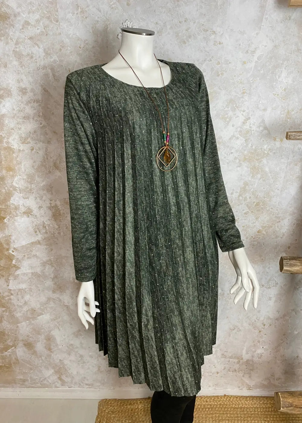 Naisten pliseerattu neulemekko, strassikoristeltu, A-linjainen, täysmittaiset hihat ja O-pääntie – tyylikäs juhla-asu korulla.