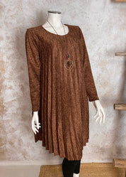 Naisten pliseerattu neulemekko, strassikoristeltu, A-linjainen, täysmittaiset hihat ja O-pääntie – tyylikäs juhla-asu korulla.