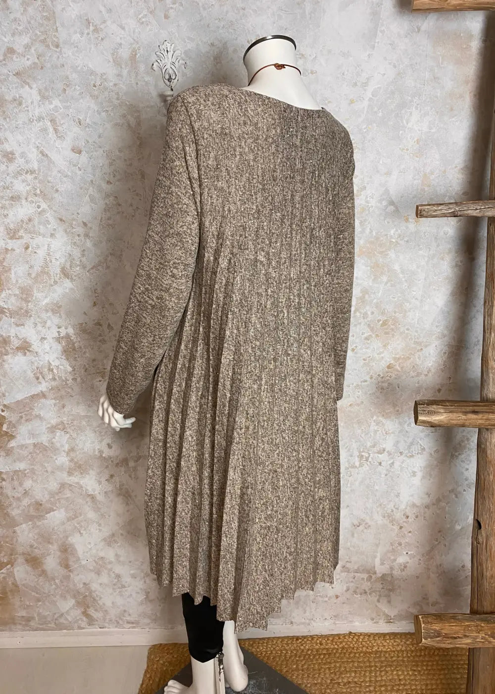 Naisten pliseerattu neulemekko, strassikoristeltu, A-linjainen, täysmittaiset hihat ja O-pääntie – tyylikäs juhla-asu korulla.