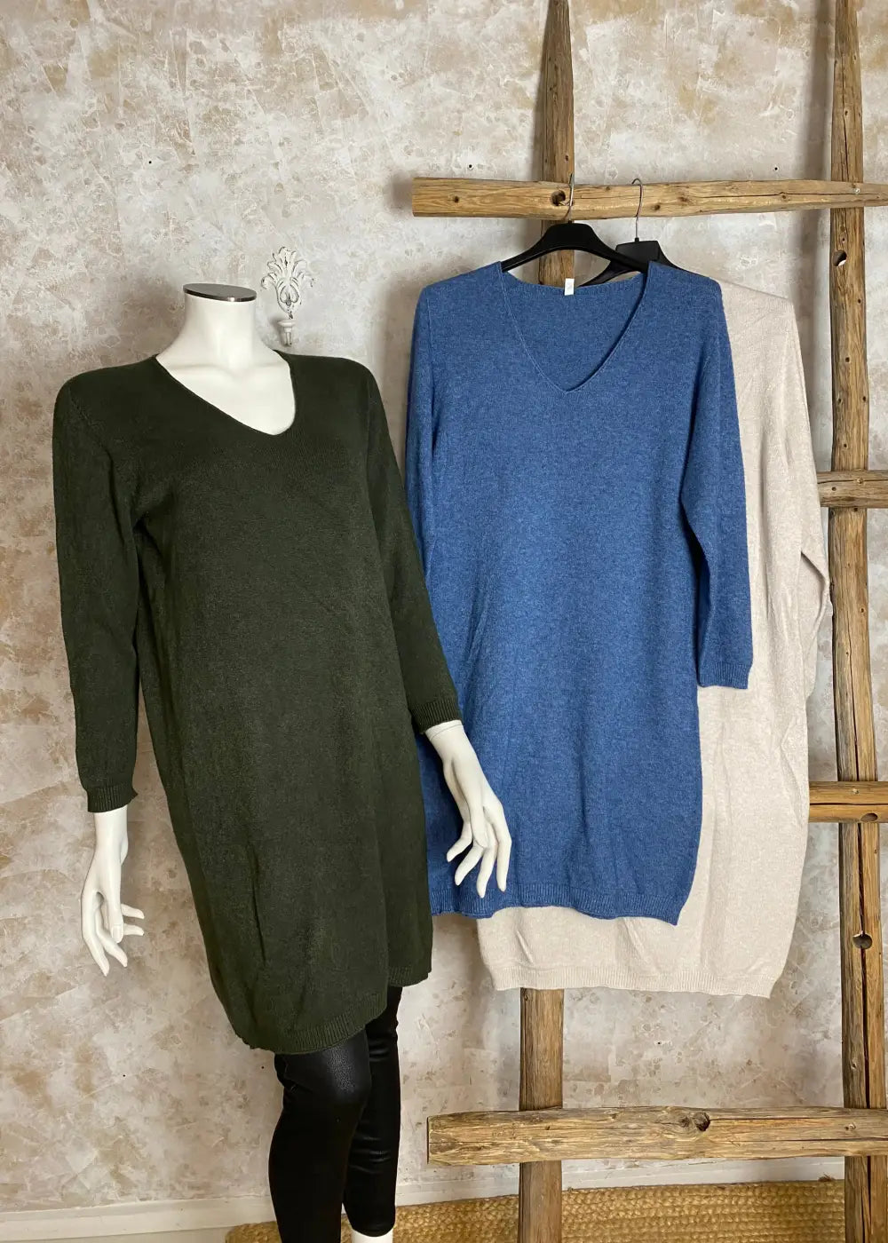 Superpehmeä cashmere touch -neulemekko, jossa V-pääntie, pitkät hihat ja joustava, laskeutuva materiaali.