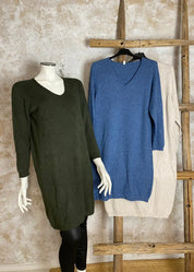 Superpehmeä cashmere touch -neulemekko, jossa V-pääntie, pitkät hihat ja joustava, laskeutuva materiaali.