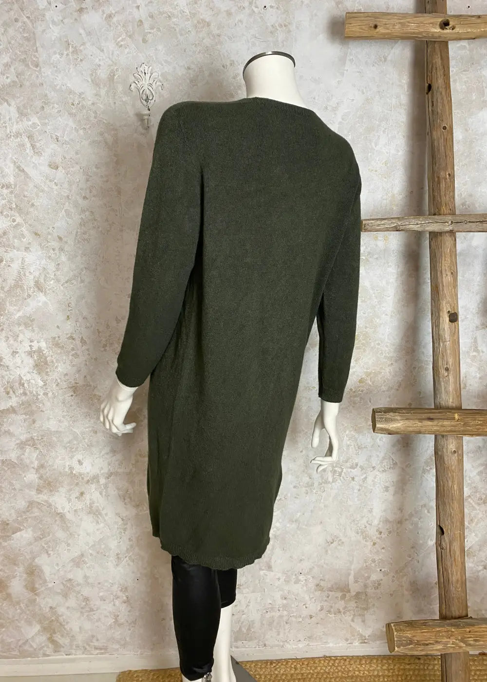 Superpehmeä cashmere touch -neulemekko, jossa V-pääntie, pitkät hihat ja joustava, laskeutuva materiaali.