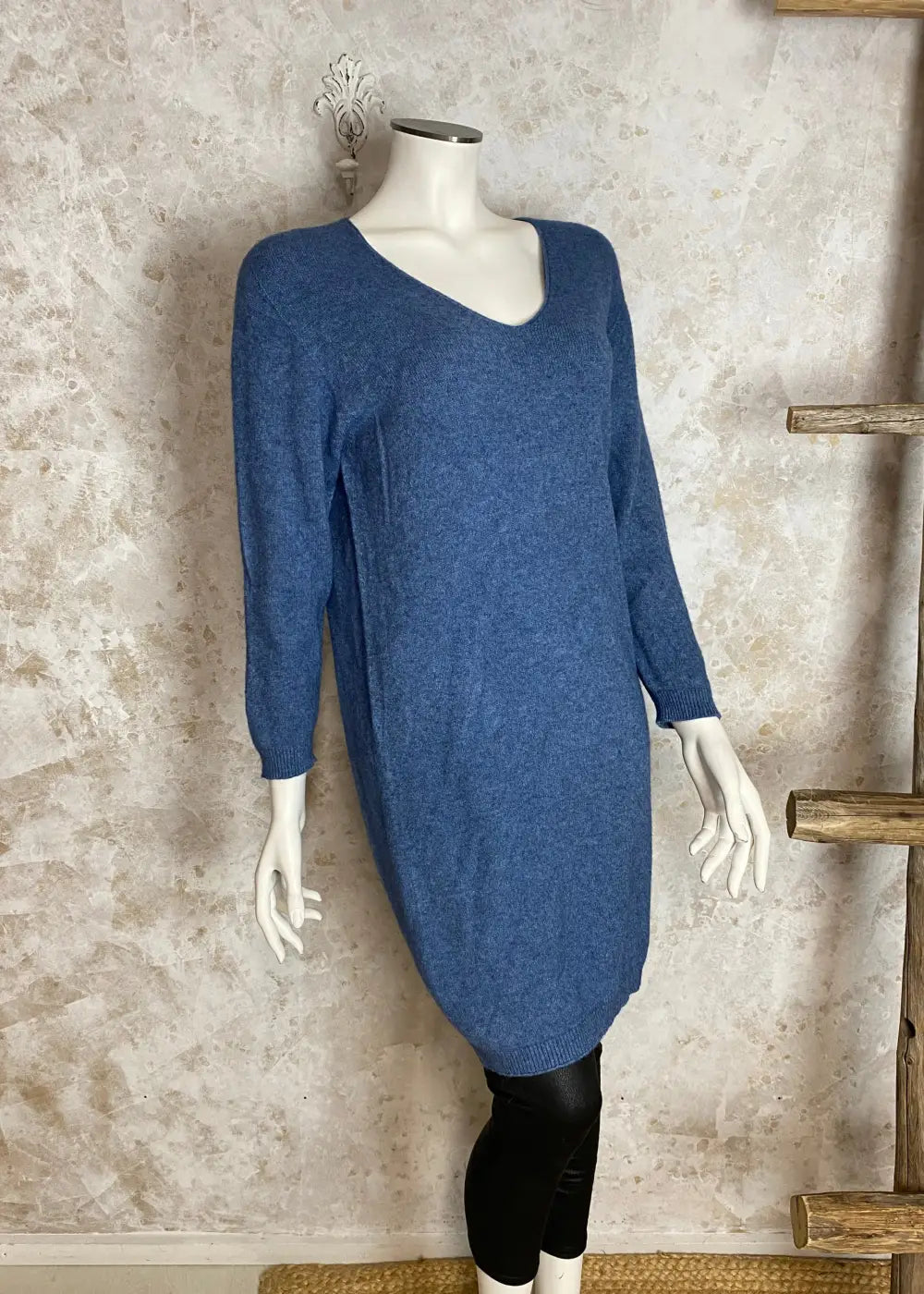 Superpehmeä cashmere touch -neulemekko, jossa V-pääntie, pitkät hihat ja joustava, laskeutuva materiaali.