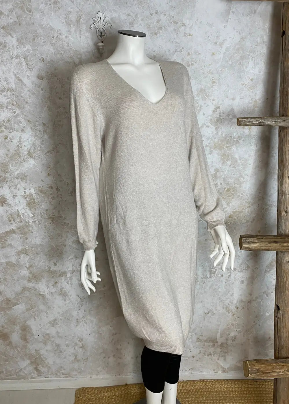 Superpehmeä cashmere touch -neulemekko, jossa V-pääntie, pitkät hihat ja joustava, laskeutuva materiaali.