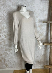 Superpehmeä cashmere touch -neulemekko, jossa V-pääntie, pitkät hihat ja joustava, laskeutuva materiaali.