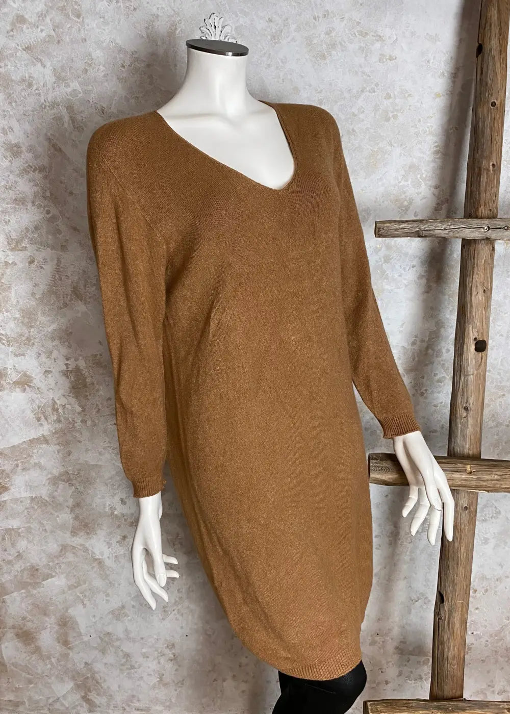 Superpehmeä cashmere touch -neulemekko, jossa V-pääntie, pitkät hihat ja joustava, laskeutuva materiaali.