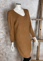 Superpehmeä cashmere touch -neulemekko, jossa V-pääntie, pitkät hihat ja joustava, laskeutuva materiaali.