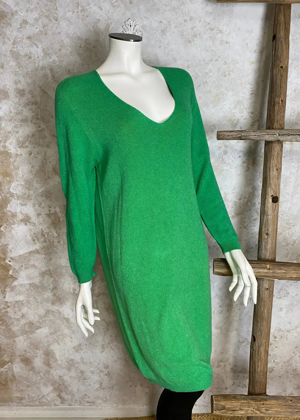 Superpehmeä cashmere touch -neulemekko, jossa V-pääntie, pitkät hihat ja joustava, laskeutuva materiaali.