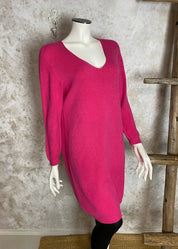 Superpehmeä cashmere touch -neulemekko, jossa V-pääntie, pitkät hihat ja joustava, laskeutuva materiaali.