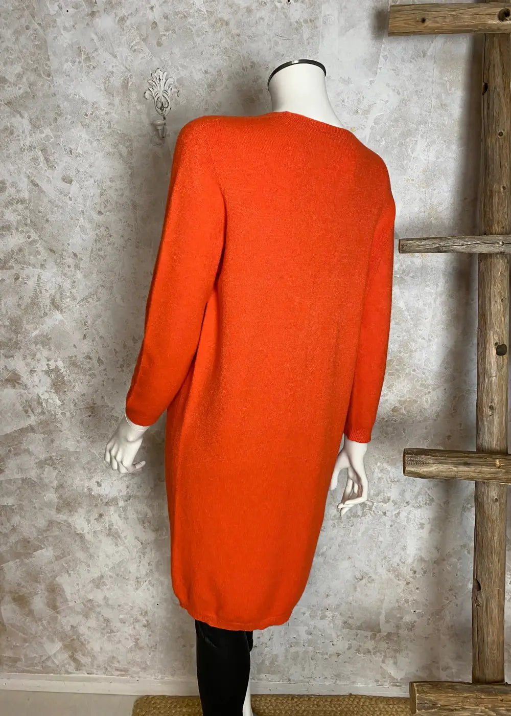 Superpehmeä cashmere touch -neulemekko, jossa V-pääntie, pitkät hihat ja joustava, laskeutuva materiaali.