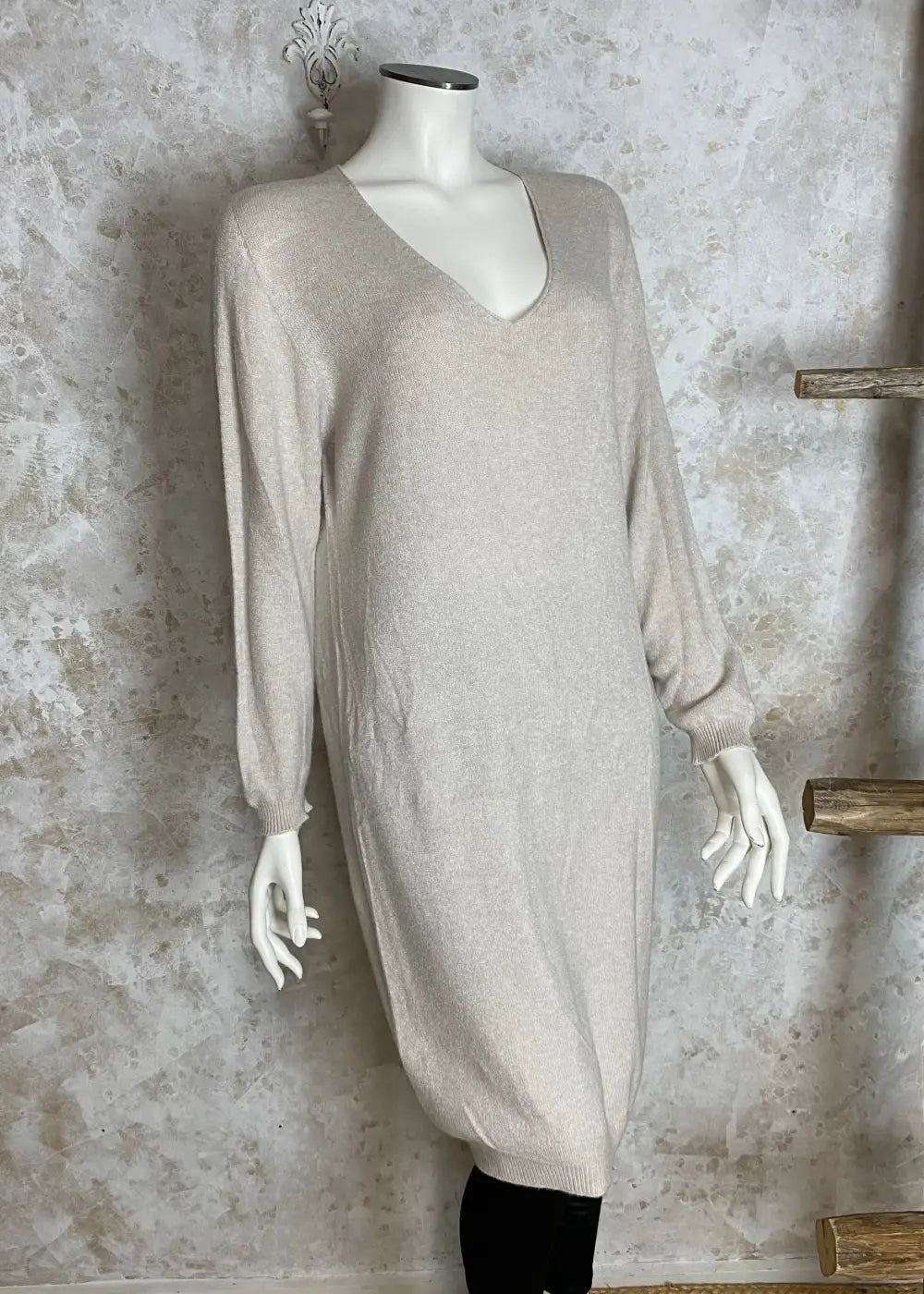 Superpehmeä cashmere touch -neulemekko, jossa V-pääntie, pitkät hihat ja joustava, laskeutuva materiaali.