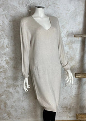 Superpehmeä cashmere touch -neulemekko, jossa V-pääntie, pitkät hihat ja joustava, laskeutuva materiaali.