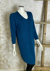 Superpehmeä cashmere touch -neulemekko, jossa V-pääntie, pitkät hihat ja joustava, laskeutuva materiaali.