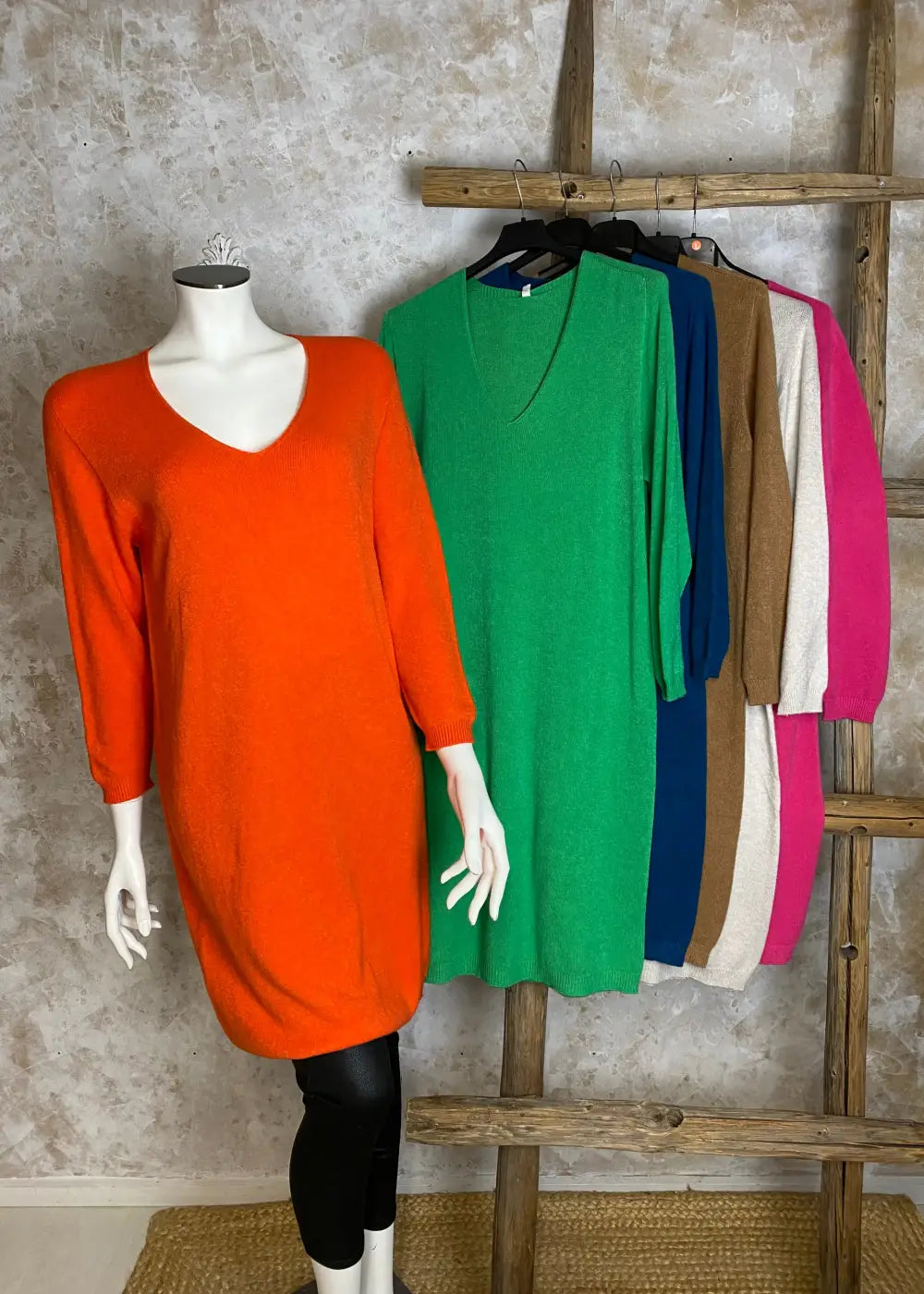 Superpehmeä cashmere touch -neulemekko, jossa V-pääntie, pitkät hihat ja joustava, laskeutuva materiaali.