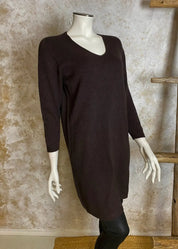 Superpehmeä cashmere touch -neulemekko, jossa V-pääntie, pitkät hihat ja joustava, laskeutuva materiaali.