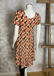 Joustava ja kevyt kesämekko, ei rypisty, O-pääntie ja kellohelma. Mukava päällä, koot S–3XL, täydellinen matkalle.