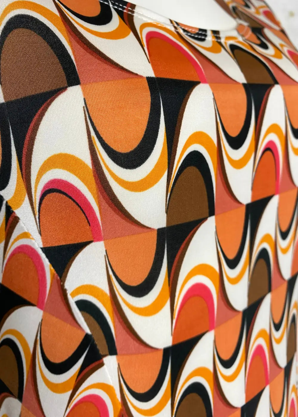 Joustava ja kevyt kesämekko, ei rypisty, O-pääntie ja kellohelma. Mukava päällä, koot S–3XL, täydellinen matkalle.